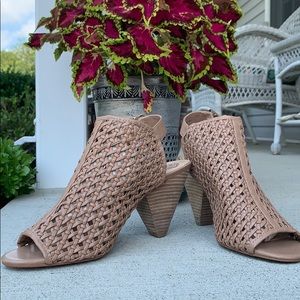 NWOT Vince Camuto sandals